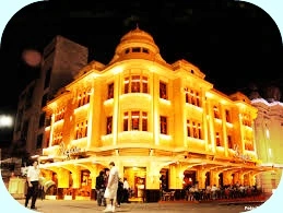 Edifício histórico iluminado em Ribeirão Preto